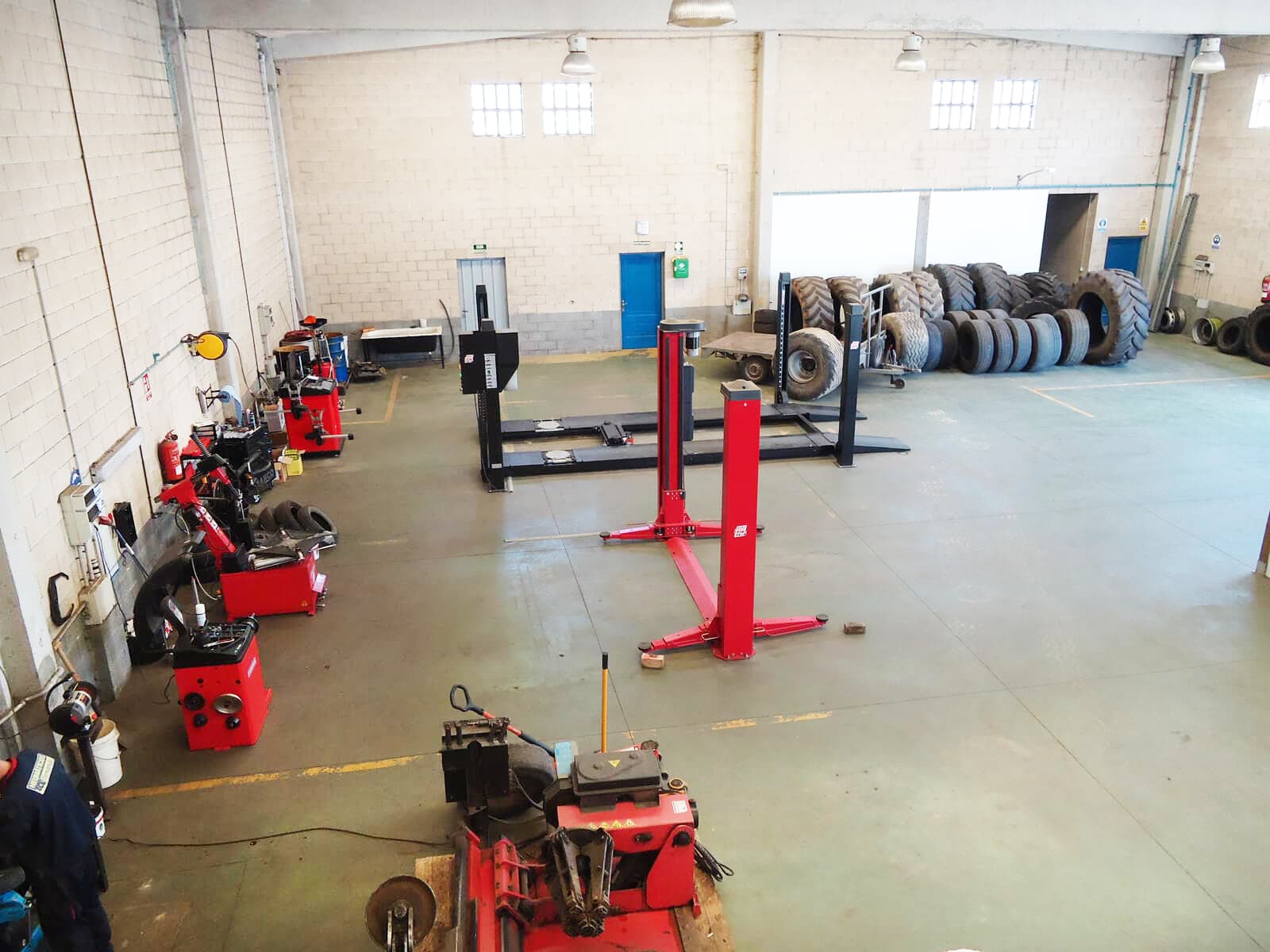 Cambiar ruedas agrícolas en nuestro taller en Vilalba