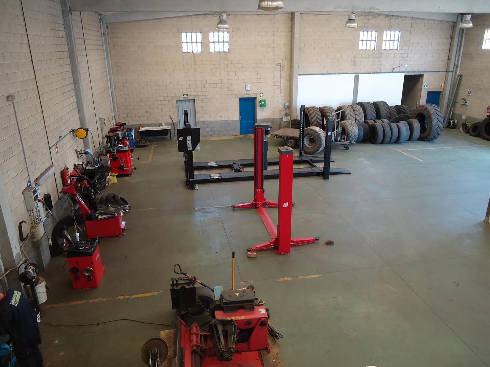 También ofrecemos servicios de mantenimiento y mecánica rápida